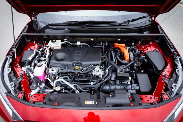 2.5L直4エンジンはPHV用に各部を最適化。システム出力は306PSを誇る