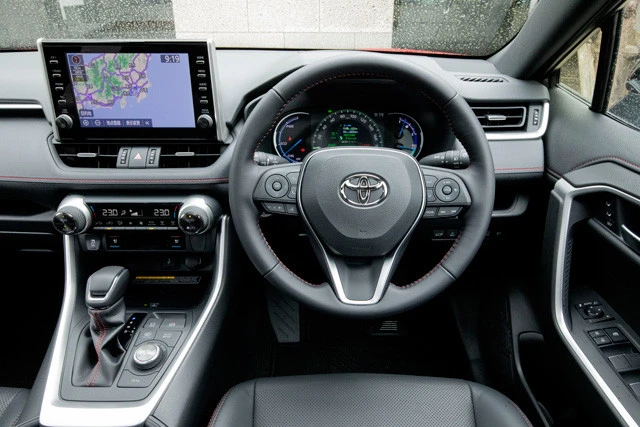 パワーシートとシートヒーターが全車標準装備。室内の高級感はハンパない