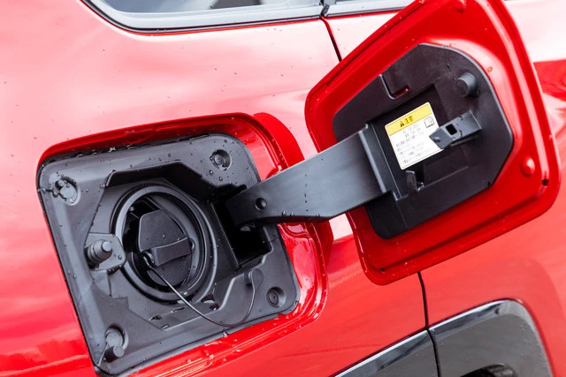 充電ポートは車体右側後部に設置される。200Vの普通充電のみに対応