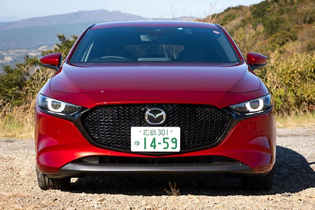 マツダ３　ファストバック　スカイアクティブＸ搭載モデル。価格３１９万８１４８円～３６８万８４６３円