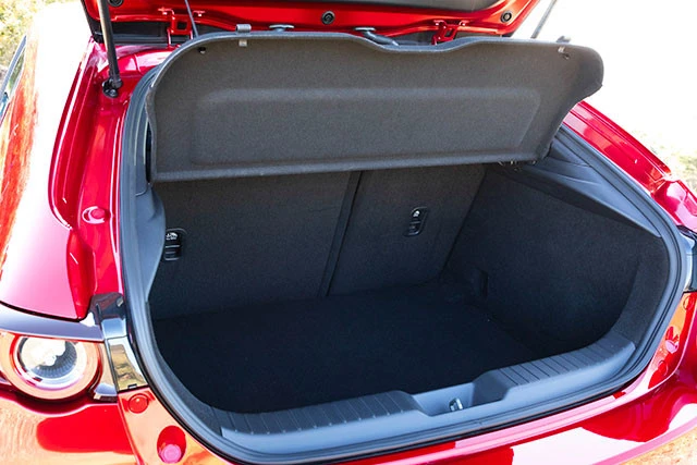 ちなみに後席の背もたれを倒せば、床面はフラットになり、荷室を拡大できる