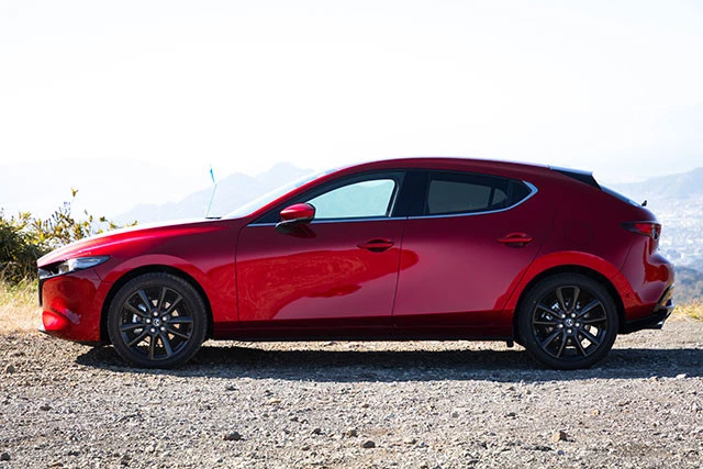 独特の味がある外観。ボディサイズは全長４４６０㎜×全幅１７９５㎜×全高１４４０㎜