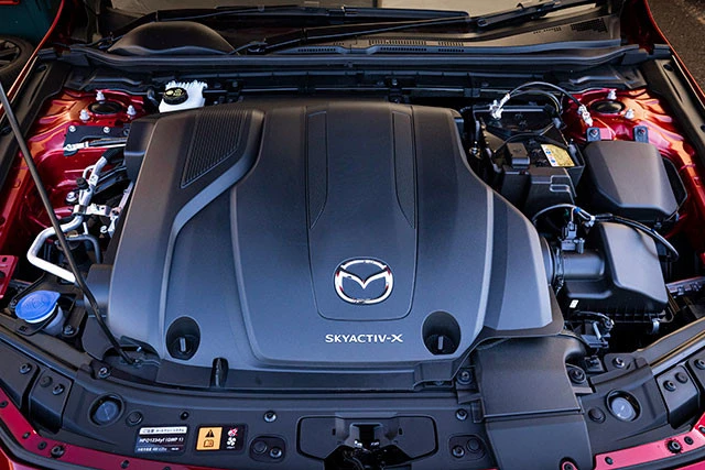 スカイアクティブＸは２Ｌ直列４気筒。最高出力は１８０馬力。６速ＡＴ、小気味よく操作できる６速ＭＴも用意