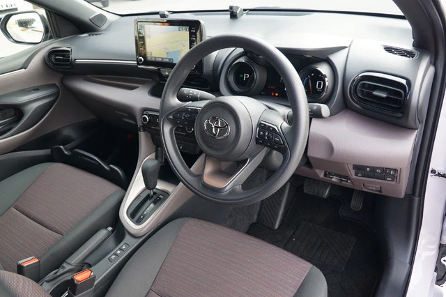 スマホと連携できるディスプレイオーディオと、メーター中央のマルチディスプレイは全車標準装備