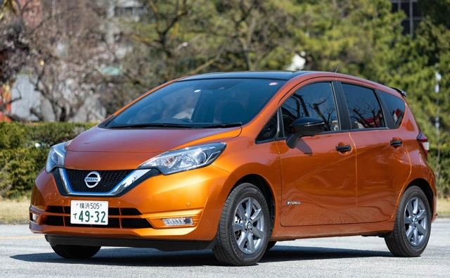 日産「ノートe‐POWER」価格193万7100~249万3000円。燃費データ●FF車 ●JC08モード 28.8㎞~37.2㎞ ●実燃費20㎞。16年12月に追加されたeパワーは、1.2Lエンジンで発電。モーターで前輪を駆動する