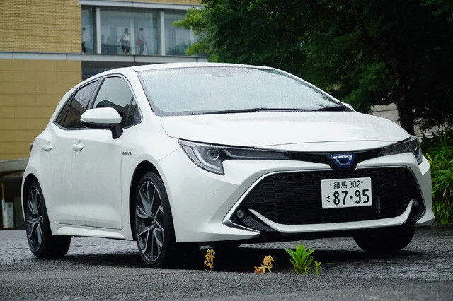 トヨタ「カローラスポーツ ハイブリッド」価格248万8200~282万4800円。燃費データ●FF車 ●WLTCモード 25.6㎞~30㎞ ●実燃費23㎞。18年デビュー。1.8Lのハイブリッドを搭載する。昨年9月に一部改良で足回りが進化