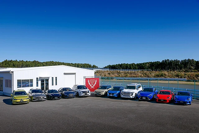 (右から)スバル BRZ/トヨタ GR86、トヨタ MIRAI、トヨタ ランドクルーザー、日産 ノート、ホンダ ヴェゼル、三菱 アウトランダーPHEV、BMW 4シリーズ、シボレー コルベット、メルセデス・ベンツ Cクラス、フォルクスワーゲン ゴルフ。※トヨタとスバルの共同開発車(GR86とBRZ)は「1車種」としてカウントされている