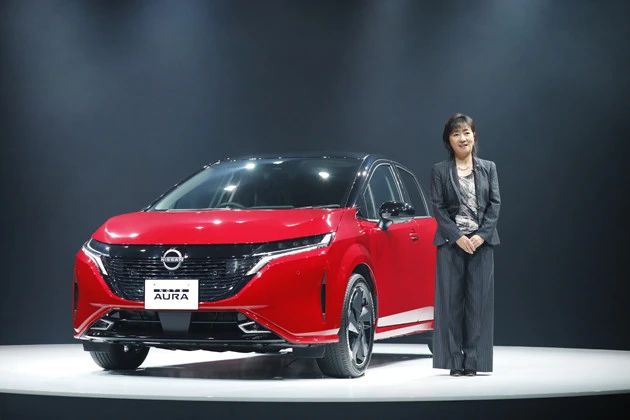 【第9位】日産・オーラ 6月15日の発表会見で日産の星野朝子副社長と並ぶ3ナンバーのプチ高級車「ノート オーラ」。価格261万300~295万7900円