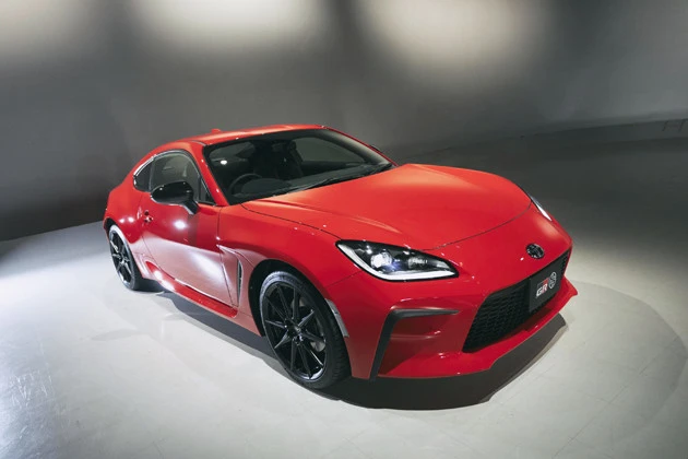 新型トヨタ GR86 発売:2021年秋 トヨタは4月5日、2代目となる新型GR86を世界初公開して大きな話題を呼んだ。兄弟車のBRZとは走りの味つけが異なるという