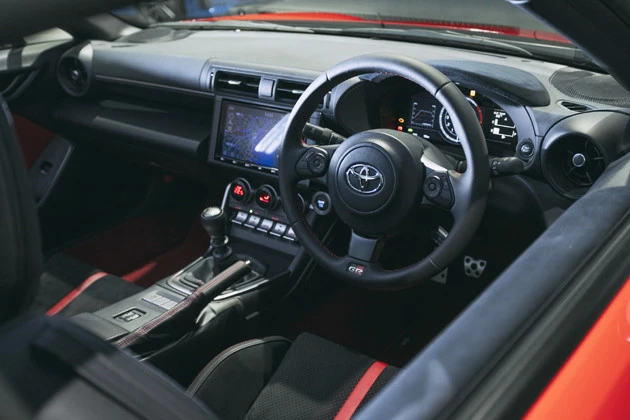 メーターは7インチのTFT液晶。ボタンやスイッチ類は操作性にこだわったという