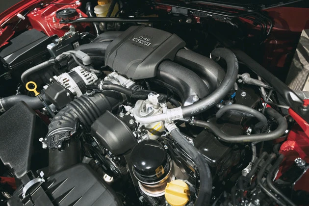 初代は2リットルだったが、新型は2.4リットル水平対向エンジンとなり、最高出力は235馬力に