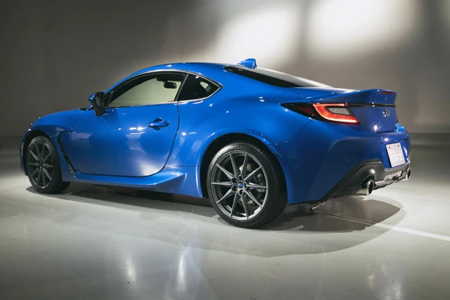 フロントフェンダー、ルーフなどにアルミを採用するなど軽量化に取り組んだ。空力効果も追求したそうだ