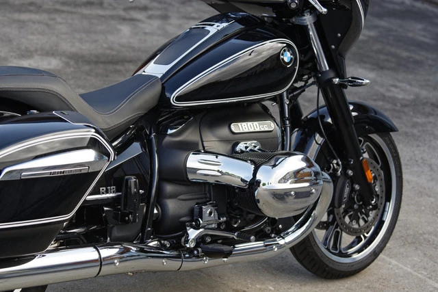 タンク上部には英国マーシャルと共同開発したサウンドシステムのスピーカーを装備