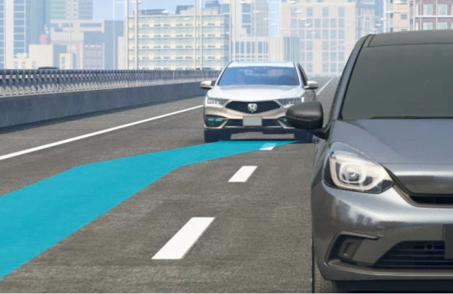 一定の条件が調うと、前走車の追い越しや車線変更をシステムが行なう。その動きがマジで滑らかすぎてかなりビックリした