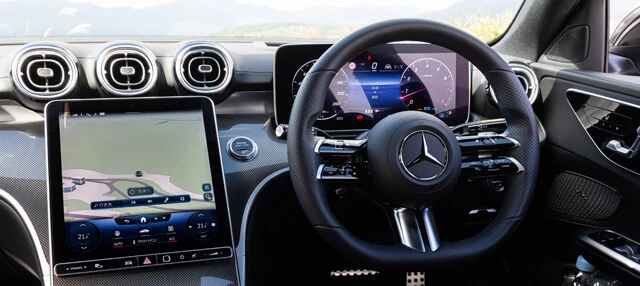 内装で目を引く液晶メーターパネル＆縦型の１１.９インチディスプレイ。どちらも未来感がハンパない