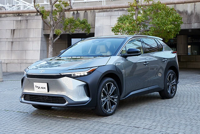 来年に発売予定のトヨタのＥＶ「ｂＺ４Ｘ」のプロトタイプ。スバルと共同開発した。ちなみにスバル版は「ソルテラ」。どちらもグローバルモデルだ