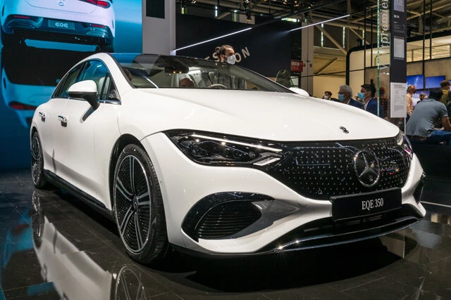 第4位「メルセデス・ベンツ EQE」ボディサイズは全長4946㎜×全幅1961㎜×全高1512㎜。セダンで気になる荷室の容量は430L