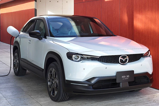 ｅ－ＳＫＹＡＣＴＩＶ搭載　マツダ「ＭＸ‐３０ＥＶモデル」。内燃機関（クリーンディーゼルやスカイアクティブＸ）にゴリゴリにこだわるマツダが、満を持してブランド初の量産ＥＶを大放出。その実力は？　価格　４５１万～４９５万円、発売　２０２１年１月２８日、一充電航続距離　ＷＬＴＣモード…２５６㎞、ＪＣ０８モード…２８１㎞、充電時間…４０分（８０％充電）
