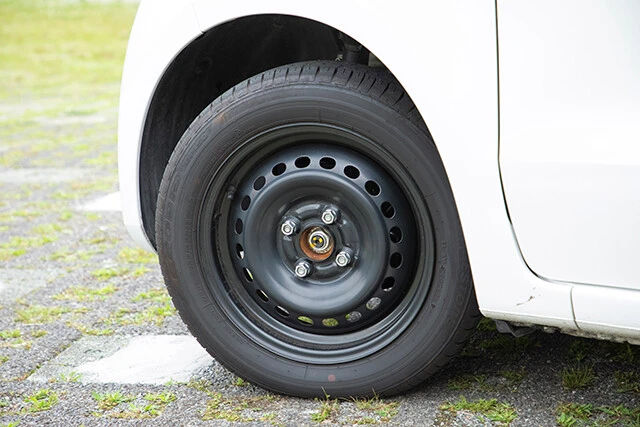 高速道路のトラブルで多いとされているのがタイヤ関係だ。タイヤの空気圧が低いとバーストの可能性もはらむ。日頃からタイヤの空気圧はしっかり確認することが大切