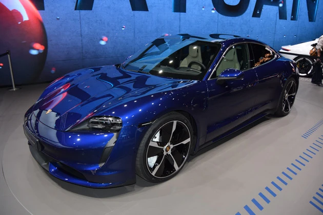 【推しの輸入EV3】ポルシェ タイカン(2WD) 価格:1171万円 登場:2021年1月28日(予約受注開始) サイズ:全長4963mm×全幅1966mm×1381mm ポルシェジャパンは「タイカン」シリーズに後輪駆動のベースグレードを追加。最高出力は408PSを発生。最大航続距離は431km。最高速度は230キロだ