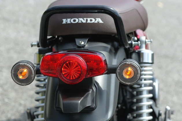 灯火類はすべてフルLEDとなっている。ウインカーは円状に光るタイプだ