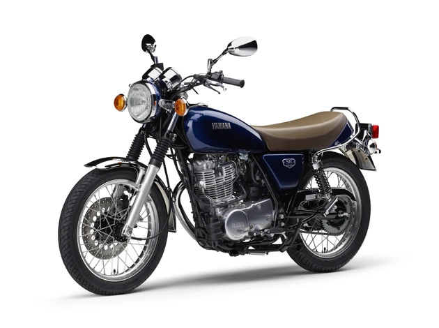 ヤマハ SR400 ファイナルエディション 価格:60万5000円 国土交通省届出値・定地燃費値:40.7km/リットル WMTCモード値:29.7km/リットル 今年3月に生産終了となるヤマハの名機は、1978年に登場。国内累計で約12万台販売。最終限定モデルは受注が殺到、即完売した