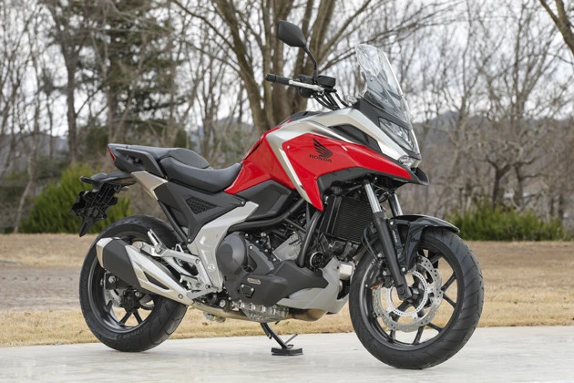 ホンダ NC750X 価格:92万4000~99万円 国土交通省届出値・定地燃費値:43km/リットル WMTCモード値:28.6km/リットル 1月22日にフルモデルチェンジを受けたホンダの大型スポーツ。発売開始は2月25日。エンジンは水冷4ストロークOHC 4バルブ直列2気筒