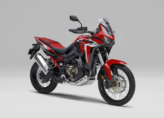ホンダ CRF1100L アフリカツインDCT 価格:161万7000~172万7000円 国土交通省届出値・定地燃費値:32km/リットル WMTCモード値:21.3km/リットル 昨年のフルモデルチェンジですべてを大刷新。車重は先代モデルより4kgも軽量化。ダカールラリーで培った最新技術がブチ込まれている