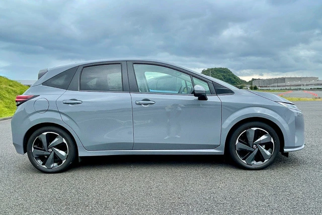 ボディサイズは全長４０４５㎜×全幅１７３５㎜×全高１５２５㎜。ベースのノートのボディをワイド化した