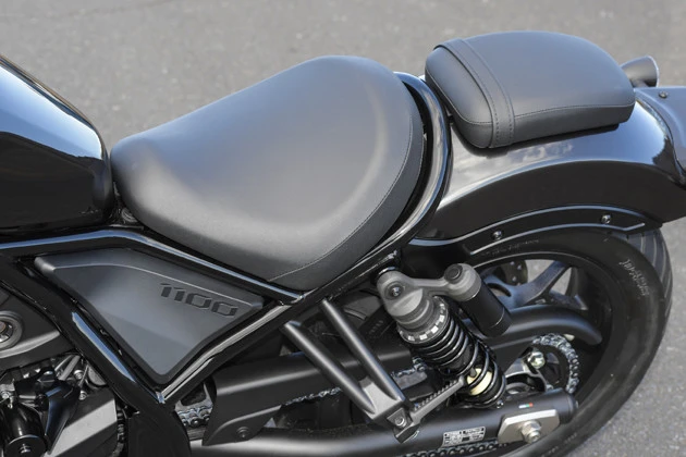 着脱式シートの下の容量は3リットル。ETC車載器やUSBタイプCのソケットを装備