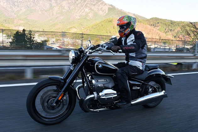 BMW R18 価格:254万7000~297万6500円 発売:2020年5月14日 BMW史上最大の排気量となる1801ccの空冷ボクサーエンジンを搭載するアメリカンタイプの大型クルーザー。BMWがぶっ放した完全新作のマシンだ