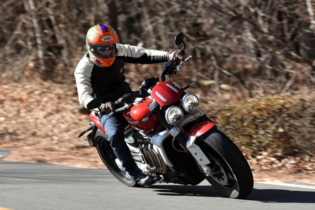 トライアンフ ロケット3R 価格:271万5000~291万5000円 発売:2020年1月18日 2.5リットルの超巨大な直列3気筒エンジンを搭載するロケット3Rは167馬力。ボディは318kgと超ヘビー級。もはやクルマと全然変わらないスペックを誇る!