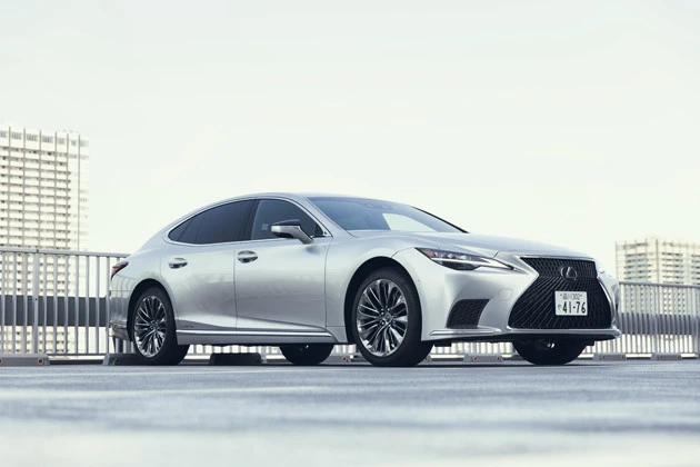 レクサスLS 発売:2017年10月(2020年11月改良) 価格:1073万~1728万円 リセール:B+ 値引き:0円 ボディサイズ:全長5235mm×全幅1900mm×全高1450mm(2WD) トヨタの高級ブランドであるレクサスのフラッグシップモデルがLS。改良モデルは静粛性が向上