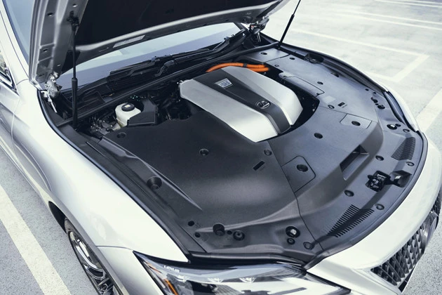 LSのパワーユニットはV6の3.5リットルハイブリッド。システムの最高出力は359PS。10速CVTを搭載