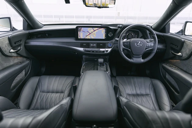 西陣織の表皮を組み合わせるドアの装飾、プラチナ箔のオーナメントパネルはオプション装備