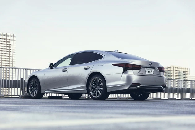 デビューから熟成に熟成を重ねている5代目LS。今回の改良で3度目となる。極上の完成度を誇る