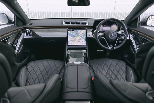 室内で目がくぎづけになるのが12.8インチの縦型有機ELディスプレイ。メーターもデジタルだ