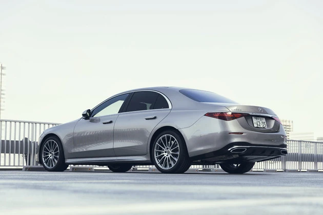 トランク容量は505リットル。ちなみにリモコンキーを持って近づくとドアの取っ手が自動でせり出す