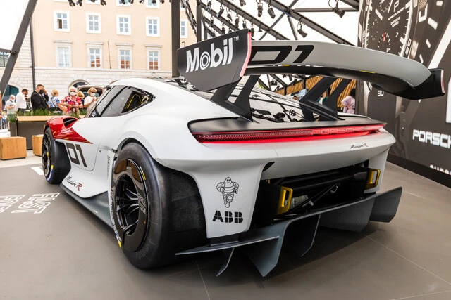 ボディサイズは全長４３２６㎜×全幅１９９０㎜×全高１１９０㎜。ボディにはエコロジー素材を使用