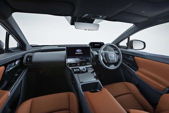 スバル「ソルテラ」のハンドルにはパドルシフト式の回生調整レバーを搭載。パドル操作で減速を行なうことができる