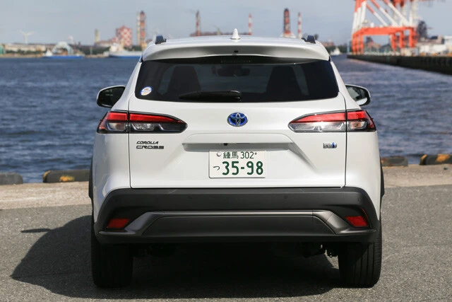 カローラクロスは正統派なＳＵＶらしく、前後やホイールアーチにクラッディングパネルが配置されている