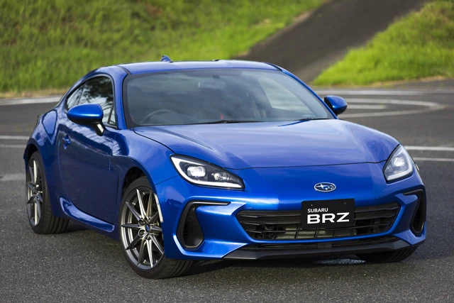 スバル BRZ デビュー:2021年7月29日 価格:308万~343万2000円 値引き額:3万円 リセールバリュー:Bランク 週プレが選ぶお買い得グレード:S(6速MT) お買い得度(5段階評価):★★☆☆☆ 姉妹車であるトヨタGR86と異なる部分のひとつが顔面だ。BRZのヘキサゴングリルは低い位置に配置