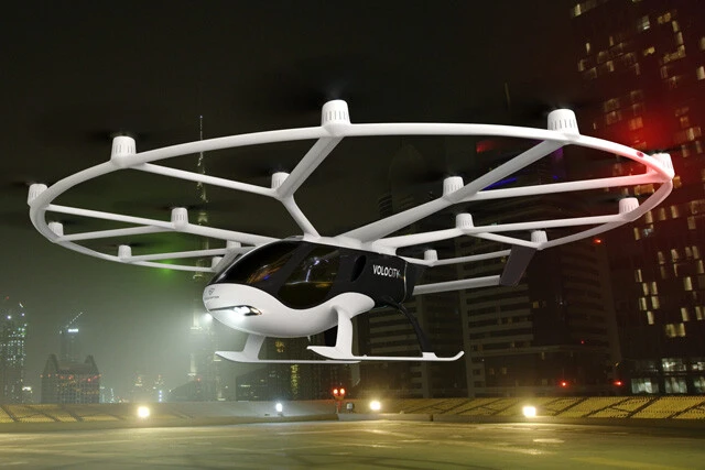ドイツ「Ｖｏｌｏｃｏｐｔｅｒ（ボロコプター）」〈ふたり乗り〉、航行速度：１１０ｋｍ／ｈ、航続距離：約３５ｋｍ　２０１１年に設立されたベンチャー企業で、実用化の先頭を走る。開発中の機体ＶｏｌｏＣｉｔｙには１８個のプロペラがつき、航続距離は３５ｋｍ。３年以内にシンガポールでエアタクシーサービスの提供を目指す。メルセデスが投資し、日本でも２０２３年には試験飛行を開始する予定だという