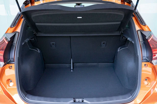 荷室の容量は５人乗車時でも４２３Ｌを誇り、ゴルフバッグを３つ収納できる。荷室の床面が低いのも特長だ