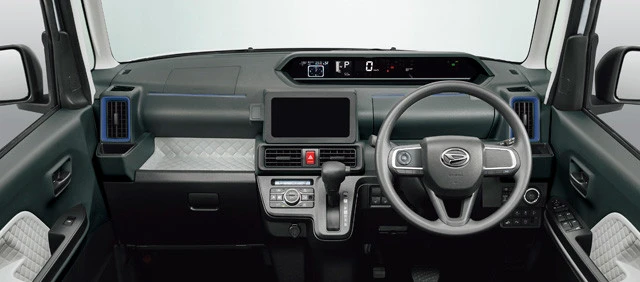 運転席には多彩な収納スペースが。メーターはデジタル表示