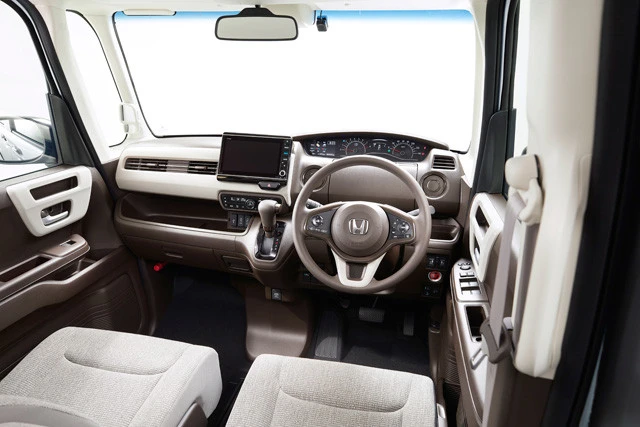 標準車のインパネはダークブラウン、カスタムはマルチブラック塗装に変更された