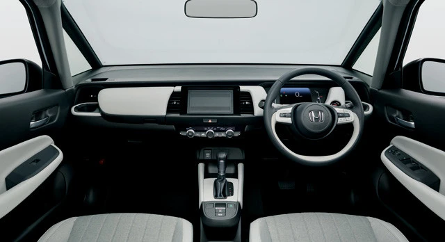 水平基調のインパネとピラーにより前方視界を向上させた。シートの座り心地も良好