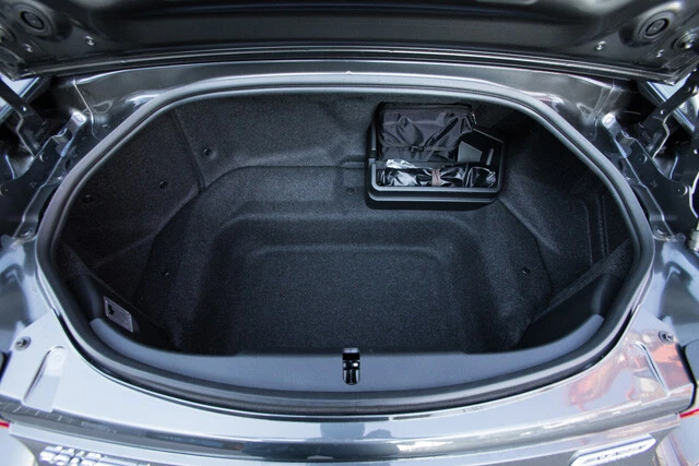 ロードスターは１３０Ｌ、ロードスターＲＦは１２７Ｌのトランク容量を持つ。カバンなどの荷物はトランクへ