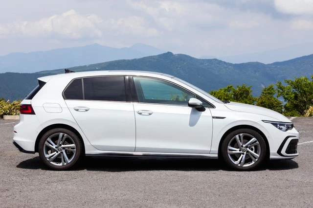 全長４２９５㎜×全幅１７９０㎜×全高１４７５㎜。先代モデルより全長は３０㎜長くなったが、全幅は１０㎜狭く、全高は５㎜低い