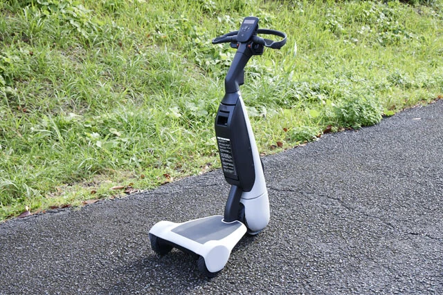 車体構成は前1輪、後2輪。最大ハンドル角は90度。最小回転半径は0・59m。1回の充電での走行距離は14㎞